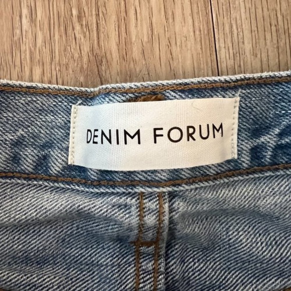 Aritzia Denim Forum Ex-Boyfriend Short‎ (26) - Picture 4 of 6